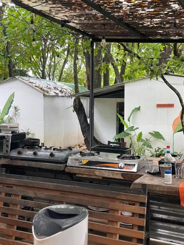 a barbecue grill on a table in a backyard at Maudie in Santa Teresa Beach