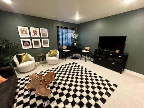 een woonkamer met een bank en een tv bij Midnight Manor-Modern-Spacious in Park City