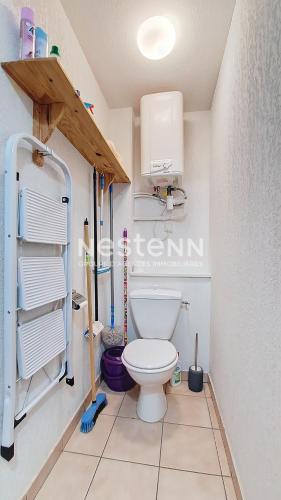 une salle de bain avec des toilettes blanches dans une chambre dans l'établissement 3509-Appart 5 couchages, Piscine, à Argelès-sur-Mer