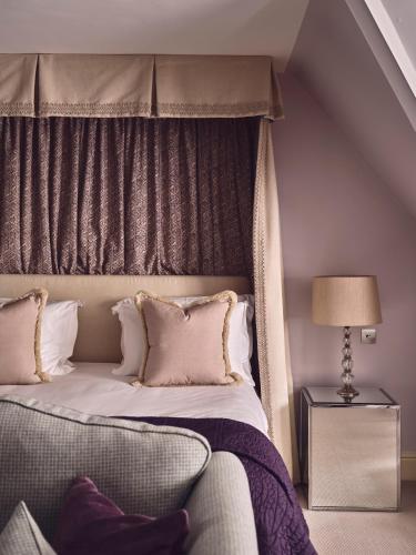 Кровать или кровати в номере Le Manoir aux Quat'Saisons, A Belmond Hotel, Oxfordshire