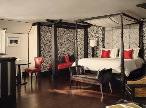 Кровать или кровати в номере Le Manoir aux Quat'Saisons, A Belmond Hotel, Oxfordshire