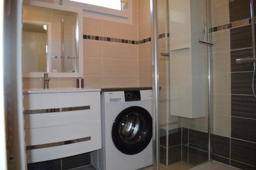 La salle de bains est pourvue d'un lave-linge et d'une douche. dans l'établissement Appartement 3 pièces 6 personnes SC540-A156, à Saint Cyprien Plage