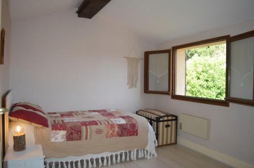 une chambre avec un lit et une fenêtre dans l'établissement Maison 4 pièces mezzanine 6 couchages ST CYPRIEN PLAGE SC000-008, à Saint Cyprien Plage