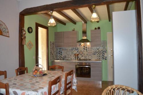 une salle à manger avec une table et une cuisine dans l'établissement Maison 4 pièces mezzanine 6 couchages ST CYPRIEN PLAGE SC000-008, à Saint Cyprien Plage