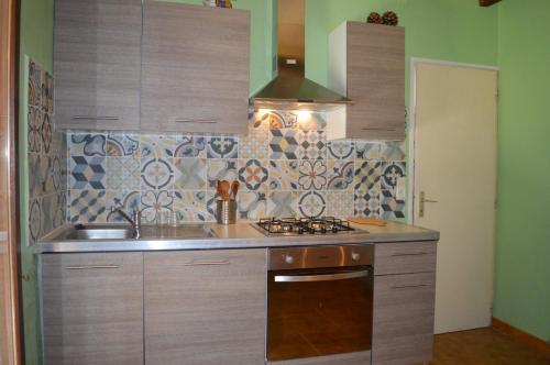 une cuisine avec un évier et une cuisinière dans l'établissement Maison 4 pièces mezzanine 6 couchages ST CYPRIEN PLAGE SC000-008, à Saint Cyprien Plage