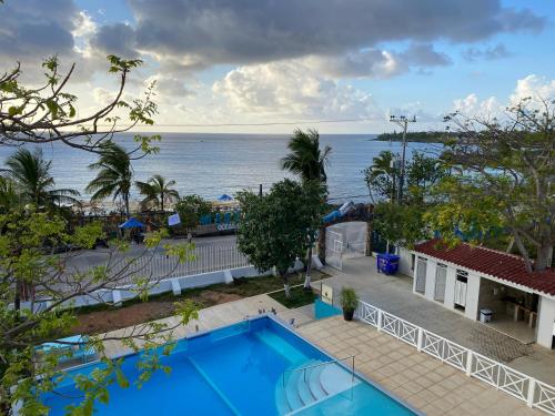 Una vista aérea de una piscina y el océano. en Hostal San Andres Divers, en Gustavo Rojas Pinilla International