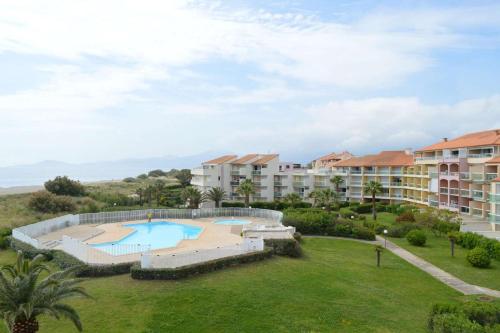 une vue aérienne d'un complexe d'appartements avec piscine dans l'établissement Appartement 2 pièces 4 personnes SAINT CYPRIEN PLAGE SC050-156B, à Saint Cyprien Plage