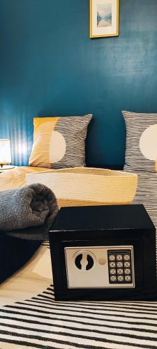 une chambre avec deux lits et une horloge au sol dans l'établissement Appartement-Paris-Disney-Terrasse-Jardin-parking, à Vaires-sur-Marne