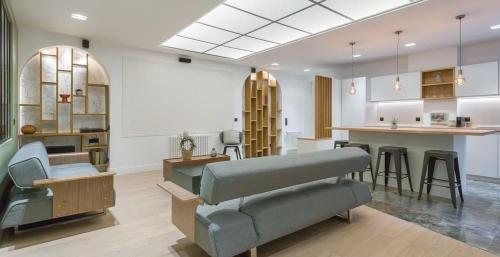 リヨンにあるLe Carnot 2 roomsのソファとキッチンのあるリビングルーム