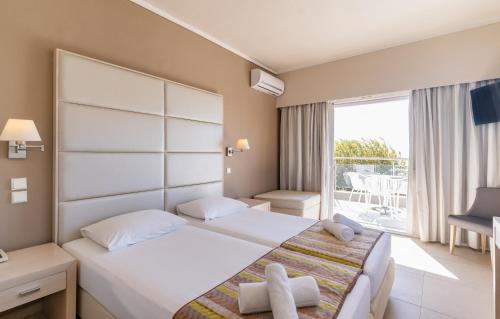 Una cama o camas en una habitación de Siviris Golden Beach