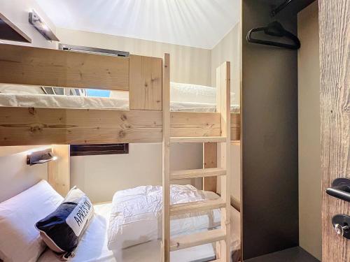 - un lit superposé avec une échelle dans une chambre dans l'établissement Schuss B8, à Morzine