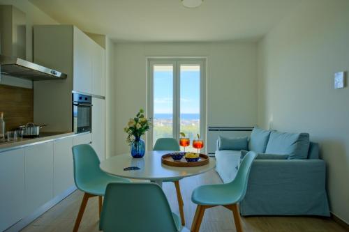 Η κουζίνα ή μικρή κουζίνα στο IRIS Rooms & Apartments