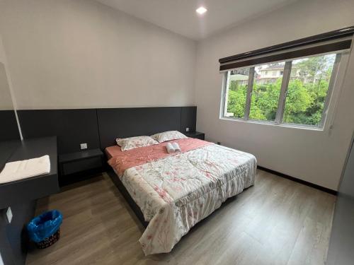 un dormitorio con una cama y una ventana en DanteQuintet Cameron Highlands, en Tanah Rata