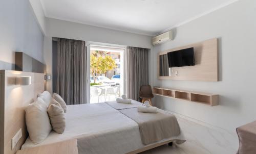 Una cama o camas en una habitación de Siviris Golden Beach