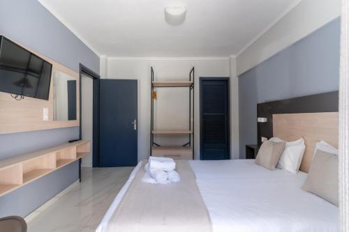 Una cama o camas en una habitación de Siviris Golden Beach