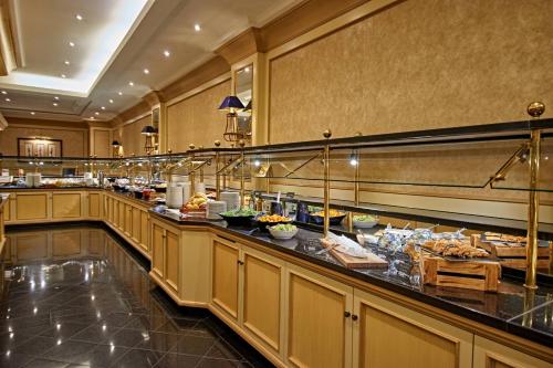 Comida en o cerca de este hotel