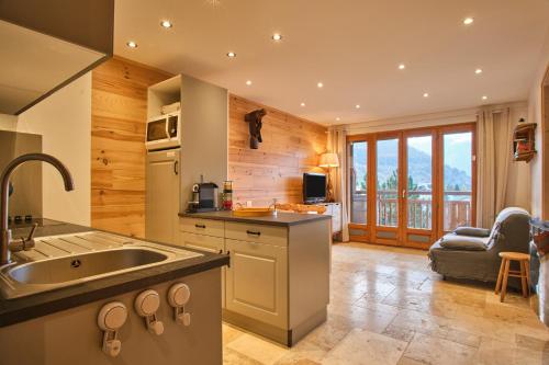 une cuisine avec un évier et un comptoir dans l'établissement Residence 17, à Les Deux Alpes