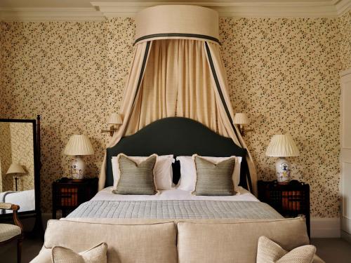 Кровать или кровати в номере Le Manoir aux Quat'Saisons, A Belmond Hotel, Oxfordshire