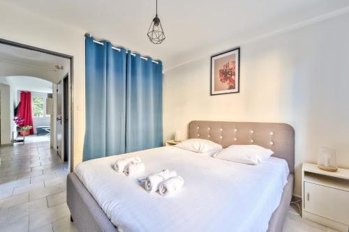 une chambre avec un lit avec deux serviettes dessus dans l'établissement Modern 2BR Flat - Haut de Nice, à Nice