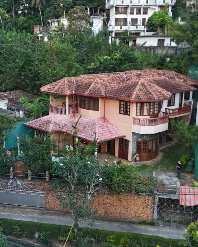 Edificio en el que se encuentra el hostal o pensión