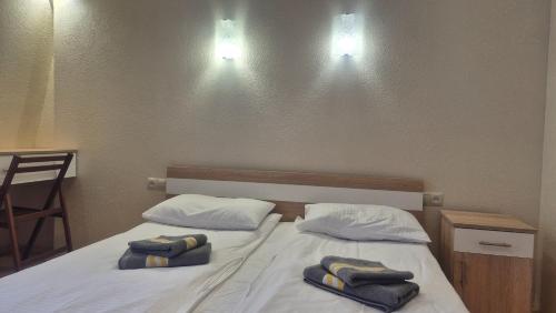 a bed with two towels on top of it at Садиба Святослав in Skhidnitsa
