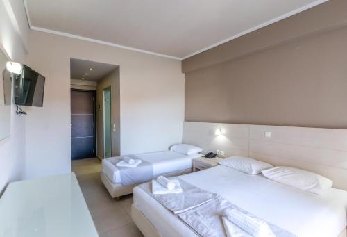 Una cama o camas en una habitación de Siviris Golden Beach