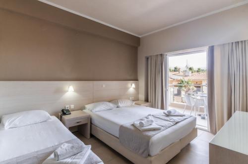 Una cama o camas en una habitación de Siviris Golden Beach