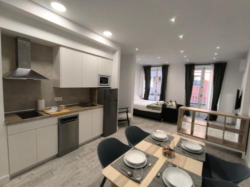 a kitchen and living room with a table and chairs at INSIDEHOME Ciudad del Cine a 3 minutos de la Plaza Mayor in Valladolid