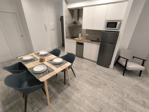 a kitchen and dining room with a table and chairs at INSIDEHOME Ciudad del Cine a 3 minutos de la Plaza Mayor in Valladolid
