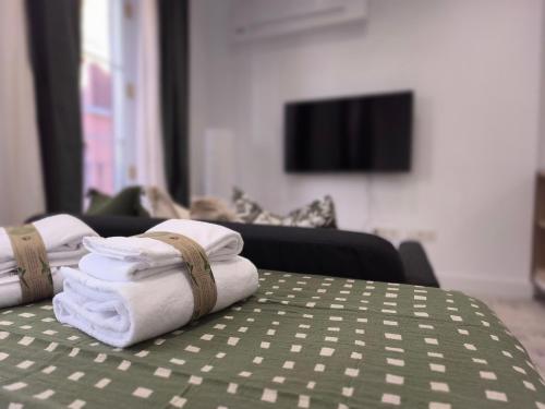 a pile of towels sitting on top of a table at INSIDEHOME Ciudad del Cine a 3 minutos de la Plaza Mayor in Valladolid