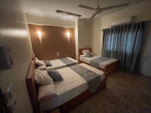 Ένα ή περισσότερα κρεβάτια σε δωμάτιο στο Luxe Nest Guest House Apartment 101