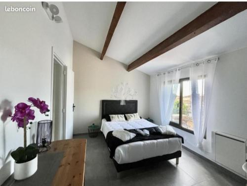 une chambre avec un lit et une grande fenêtre dans l'établissement VILLA BANDOL PROCHE du PORT et DES PLAGES, à Bandol