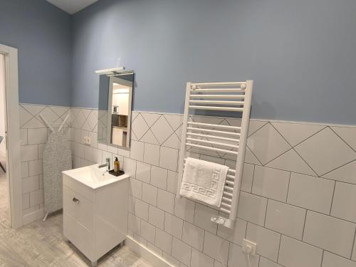 a bathroom with a sink and a mirror at INSIDEHOME Ciudad del Cine a 3 minutos de la Plaza Mayor in Valladolid
