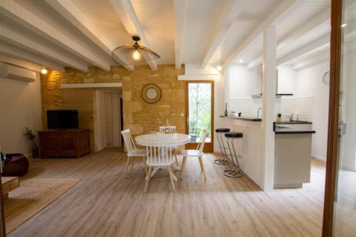 une cuisine et une salle à manger avec une table et des chaises dans l'établissement La colombelle, à Carsac-Aillac