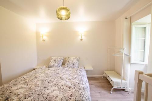 ein Schlafzimmer mit einem großen Bett mit Kissen darauf in der Unterkunft La colombelle in Carsac-Aillac