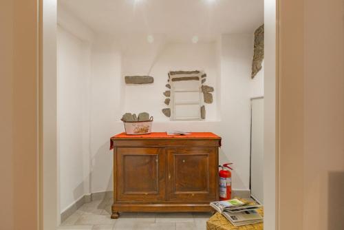 a hallway with a wooden cabinet in a room at RivieraRent Dadda House in Orco Feglino