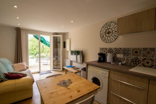 Il comprend une cuisine équipée d'un lave-vaisselle et d'une table. dans l'établissement Chez flo et guillaume, à Saint-André-dʼAllas