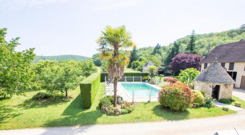 une vue aérienne d'une maison avec piscine dans l'établissement Les bories, à Condat-sur-Vézère