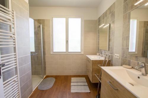 un baño con lavabo y ducha en Les bories, en Condat-sur-Vézère