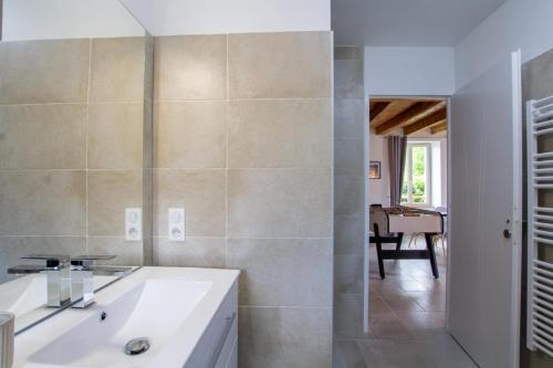 Les prestins في تيراسون: حمام مع حوض استحمام أبيض ومغسلة