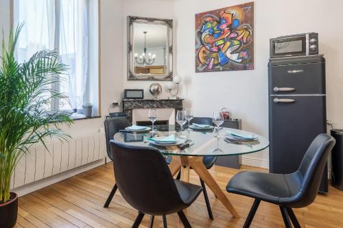 une salle à manger avec une table et des chaises dans l'établissement Le Gaïa - A 10min du centre de Nancy, à Nancy