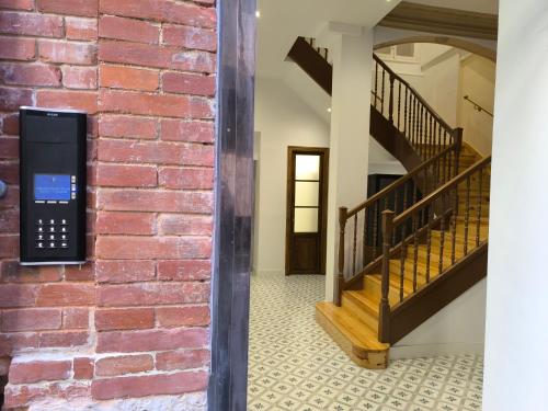 a brick wall with a pay phone attached to it at INSIDEHOME Ciudad del Cine a 3 minutos de la Plaza Mayor in Valladolid