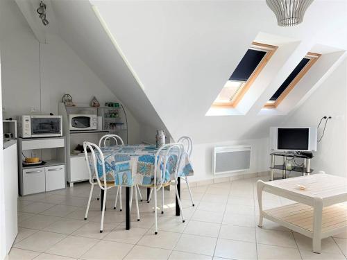 Photo de la galerie de l'établissement Appartement au cœur du centre-ville de PERROS-GUIREC - Réf 955, à Perros-Guirec