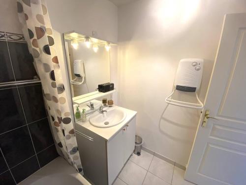 une petite salle de bain avec un lavabo et un miroir dans l'établissement Appartement avec WIFI, balcon au centre de PERROS-GUIREC - Réf 959, à Perros-Guirec