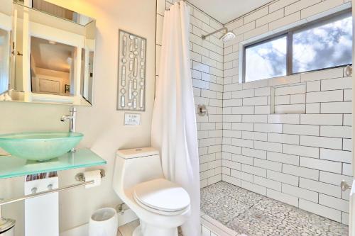 un baño con inodoro y lavabo en Sunset Villa, en Wimberley