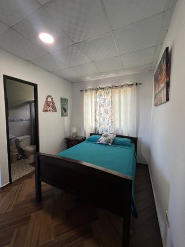 Ένα ή περισσότερα κρεβάτια σε δωμάτιο στο La Casita de Elenita - Habitación doble