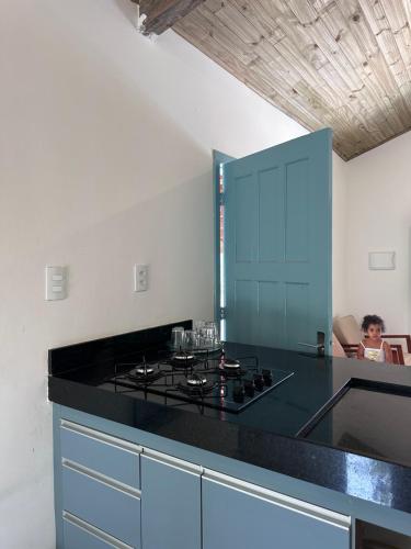 Casa Vista Monte Pascoal في بورتو سيغورو: مطبخ مع كونتر أسود توب وموقد