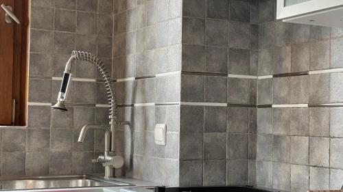 - une cuisine avec un évier et un robinet dans l'établissement Flocon U Bon Slo Megeve 2, à Megève