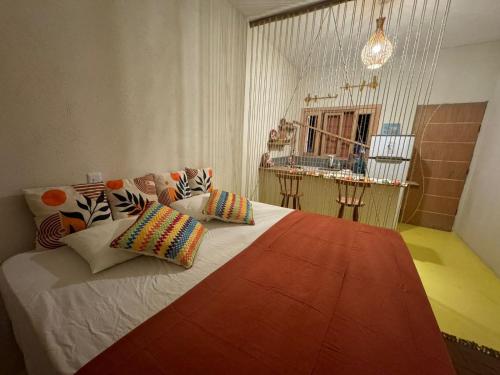 Giường trong phòng chung tại Vila Areal
