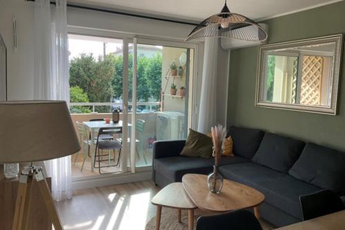 un salon avec un canapé et une table dans l'établissement Beautiful apartment with terrace, à La Seyne-sur-Mer